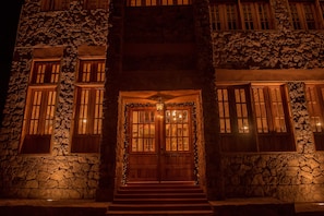 Front of property – evening/night - Hacienda Don Armando Boutique & Spa (Bocoyna)