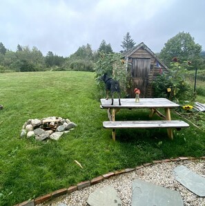 Outdoor dining - Cozy cottage loft on the quiet side of Mount Desert Island -Now booking for 2026 (Tremont)