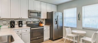 Ocean Pearl - Pool & Heated Spa, Lovely Home, Firepit, Near the Beach