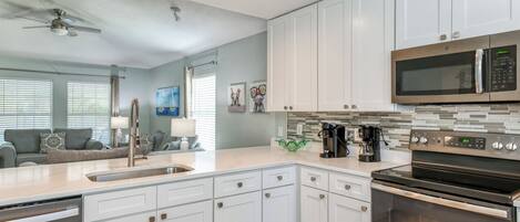 Refrigerador, microondas, horno y parrilla de estufa