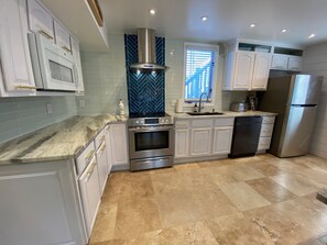 Frigorifero, microonde, forno, piano cottura