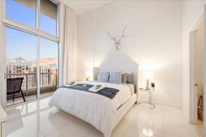 1 chambre, bureau, fer et planche à repasser, lit parapluie