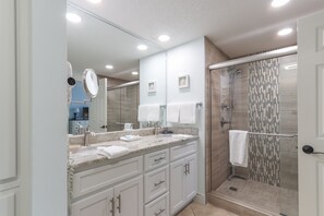 Combined shower/bathtub, towels