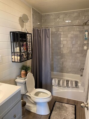 Ensemble douche/baignoire, sèche-cheveux, serviettes fournies, savon