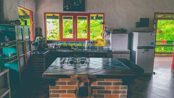 Refrigerador, horno, cafetera y tetera y tetera eléctrica