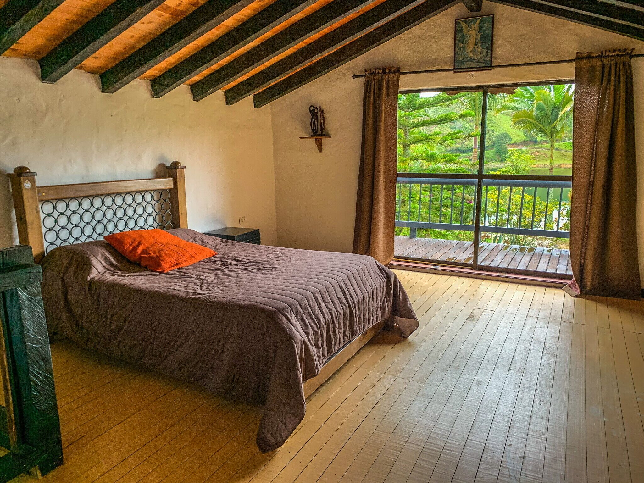 4 quartos, Wi-Fi de cortesia, roupa de cama