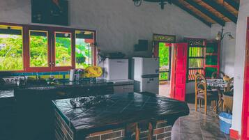 Geladeira, fogão, cafeteira/chaleira, chaleira elétrica