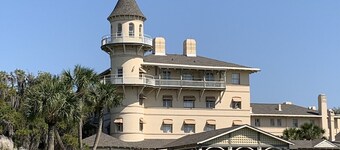 Sea-Esta Retreat, a Great Golden Isles Location!