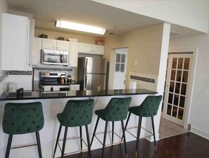 Frigorífic, microones, forn i placa de cuina 