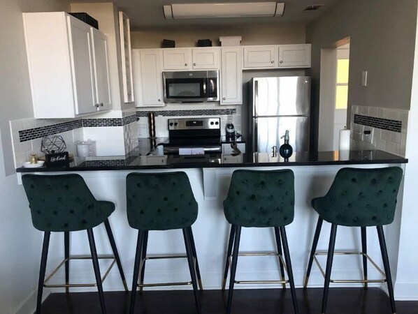 Een koelkast, een magnetron, een oven, een kookplaat