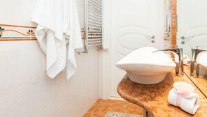 تجهيزات دش، مجففات شعر، مراحيض شطف، مناشف
