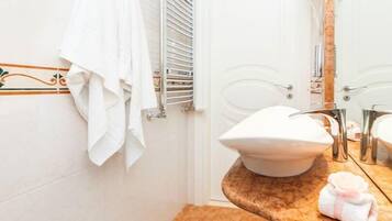 Regadera, secadora de cabello, bidet, toallas