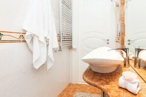 Shower, hair dryer, bidet, towels - RELAX Double Room (ROMA)