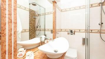 Regadera, secadora de cabello, bidet, toallas