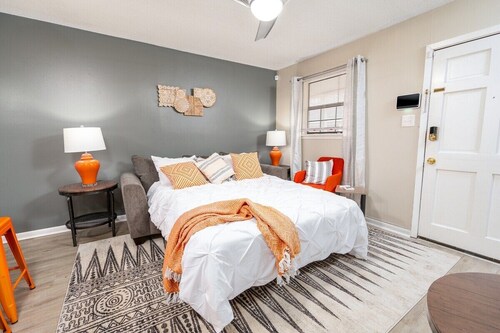 By Hospitals 🏥  & Downtown 🌆 | 3TVs| King 🛏