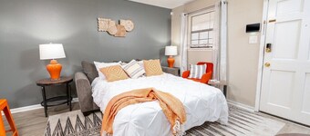 By Hospitals 🏥  & Downtown 🌆 | 3TVs| King 🛏