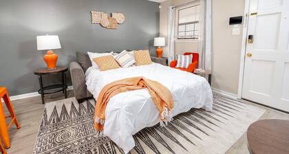 By Hospitals 🏥 & Downtown 🌆 | 3TVs| King 🛏