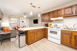 Private kitchen - By Hospitals 🏥  & Downtown 🌆 | 3TVs| King 🛏 (Pineville)