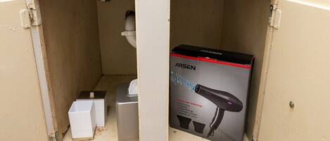 Un baño con un lavabo blanco, un espejo y un secador de pelo Arsen.