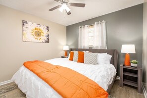 2 bedrooms - By Hospitals 🏥  & Downtown 🌆 | 3TVs| King 🛏 (Pineville)