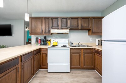 Crew Ready• 3 TVs• Kitchen• Parking• W/D• King Bed