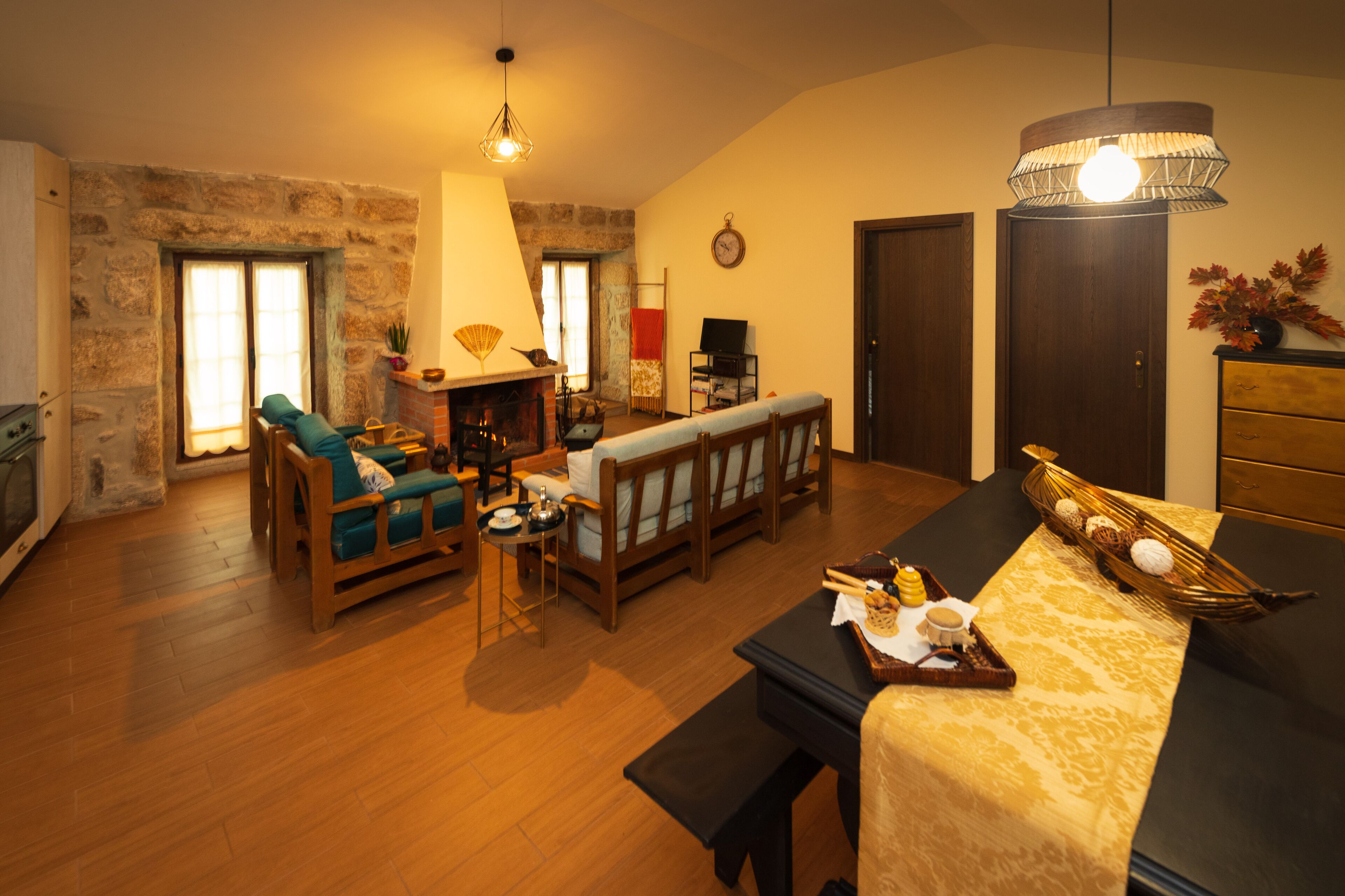 Televisión, chimenea y libros 