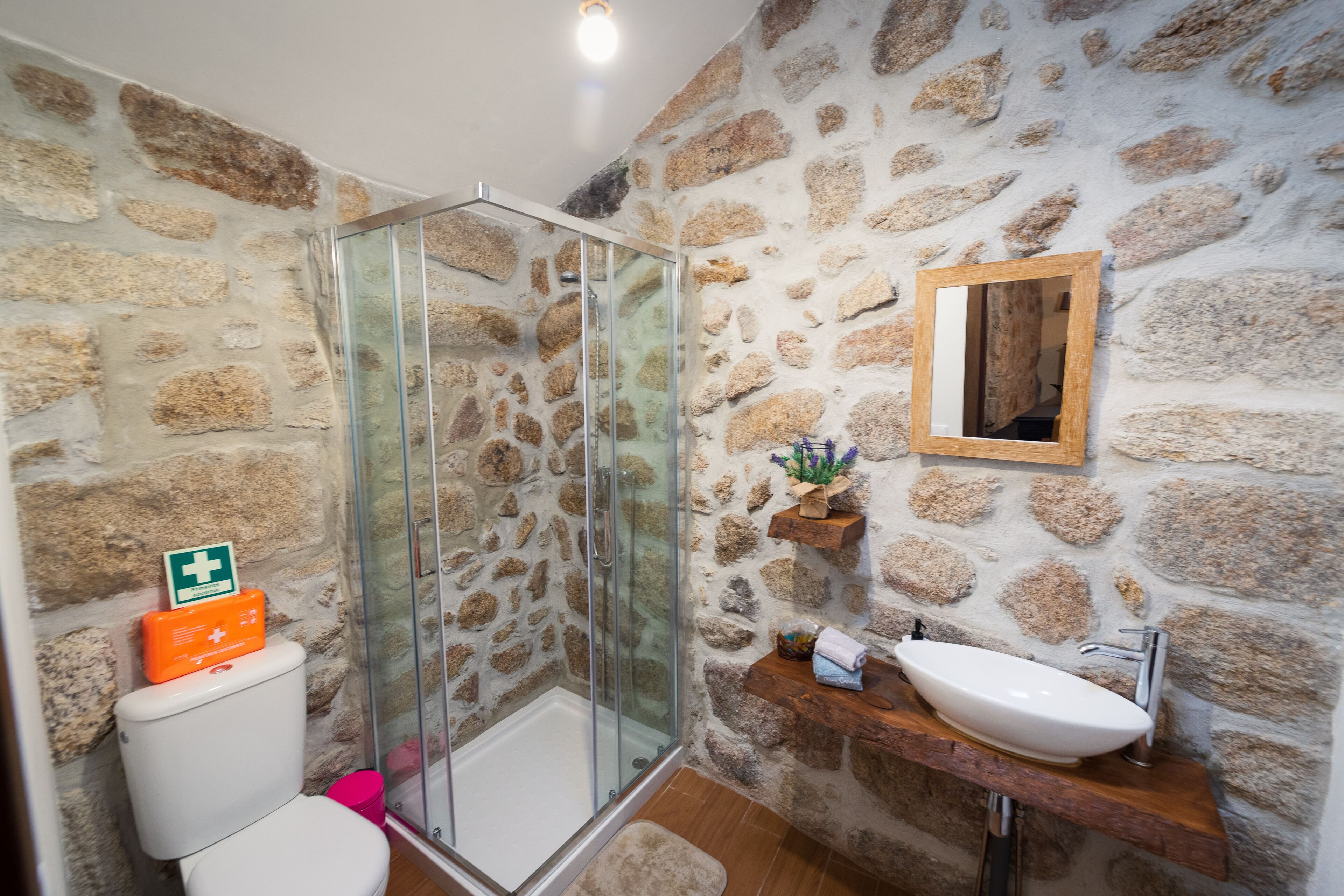 Articles de toilette écologiques, serviettes fournies, savon, shampoing