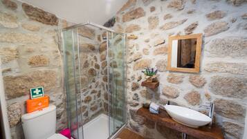 Articles de toilette écologiques, serviettes fournies, savon, shampoing