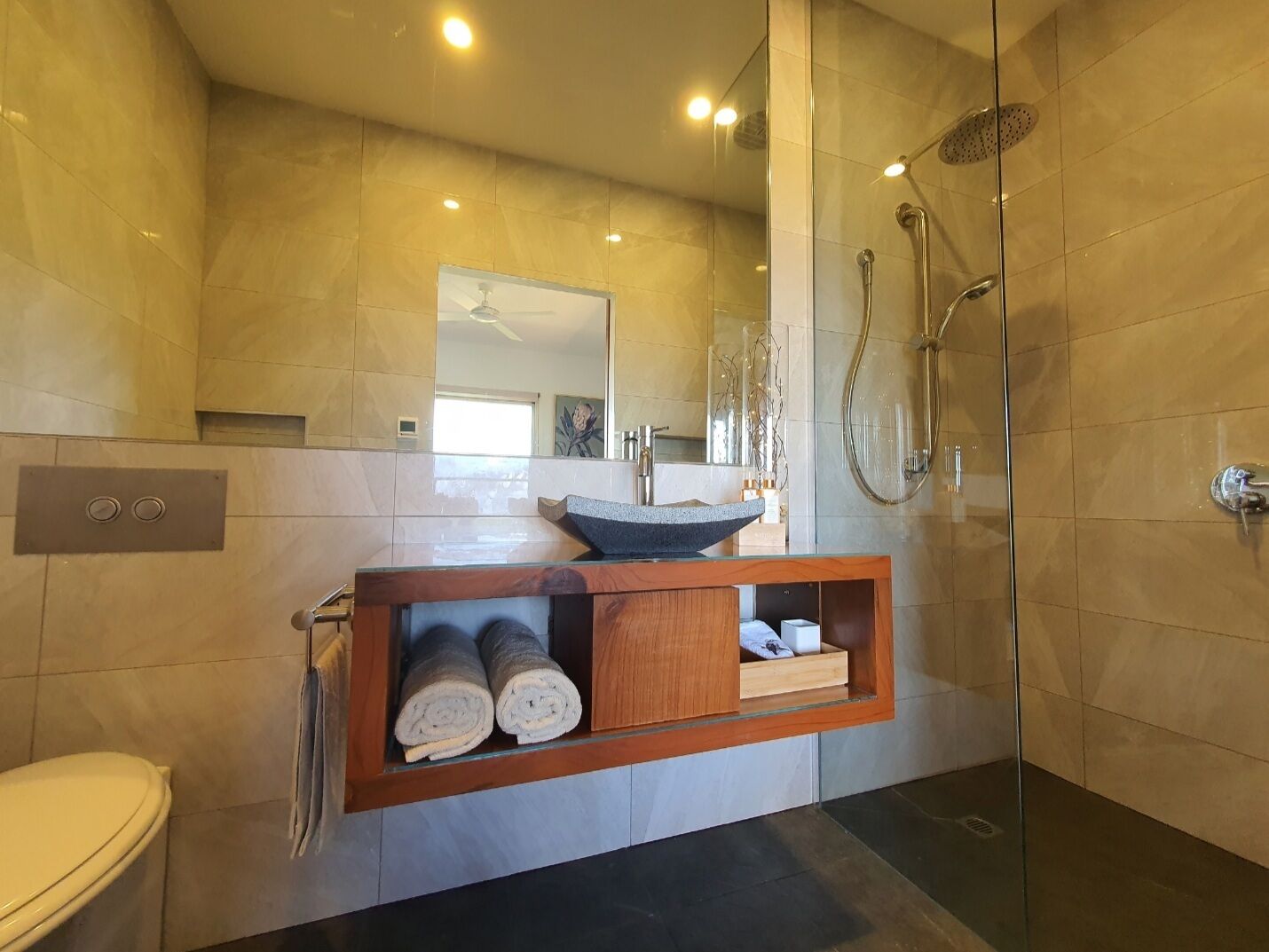 淋浴设施、吹风机、毛巾、肥皂