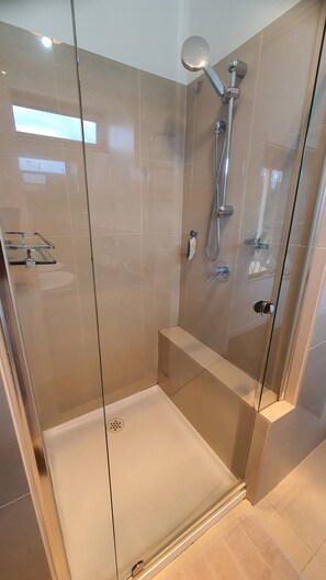 Shower, hair dryer, towels, soap - Stunning 3 bedroom bnb retreat with breathtaking mountain views (Olinda)
