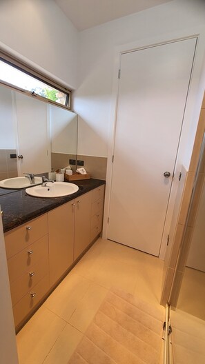 Shower, hair dryer, towels, soap - Stunning 3 bedroom bnb retreat with breathtaking mountain views (Olinda)