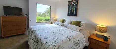 3 bedrooms, desk, iron/ironing board, free WiFi