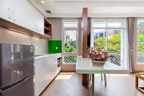 Frigobar, microondas, placa de cocina, cafetera/tetera