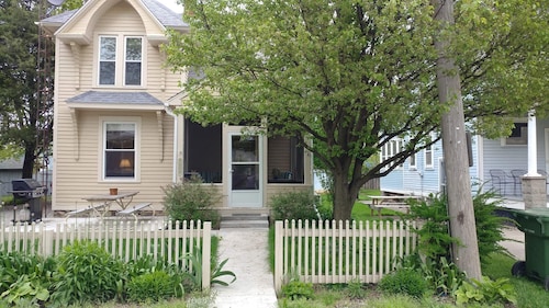 RARE FIND! Guest House in downtown Village of Put-in-Bay!