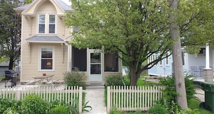 RARE FIND! Guest House in downtown Village of Put-in-Bay!