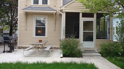 RARE FIND! Guest House in downtown Village of Put-in-Bay!