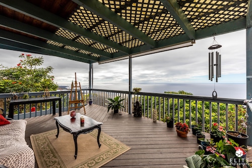 Stunning ocean views  guest house in Kona Paradise, quiet  & safe neighborhood.