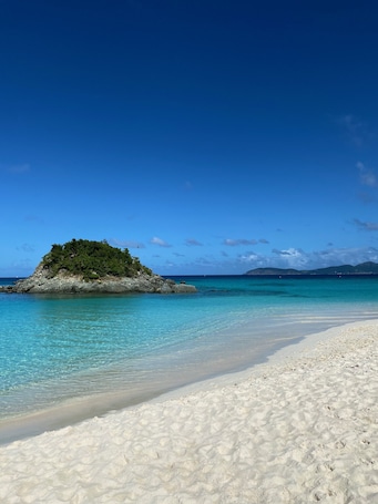 Am Strand, Liegestühle, Strandtücher. 5★ Sapphire Dream! Ocean & Marina Views-Sapphire Beach Condo-Luxury Reno!