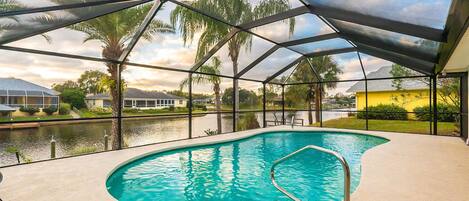 Een buitenzwembad en een verwarmd zwembad