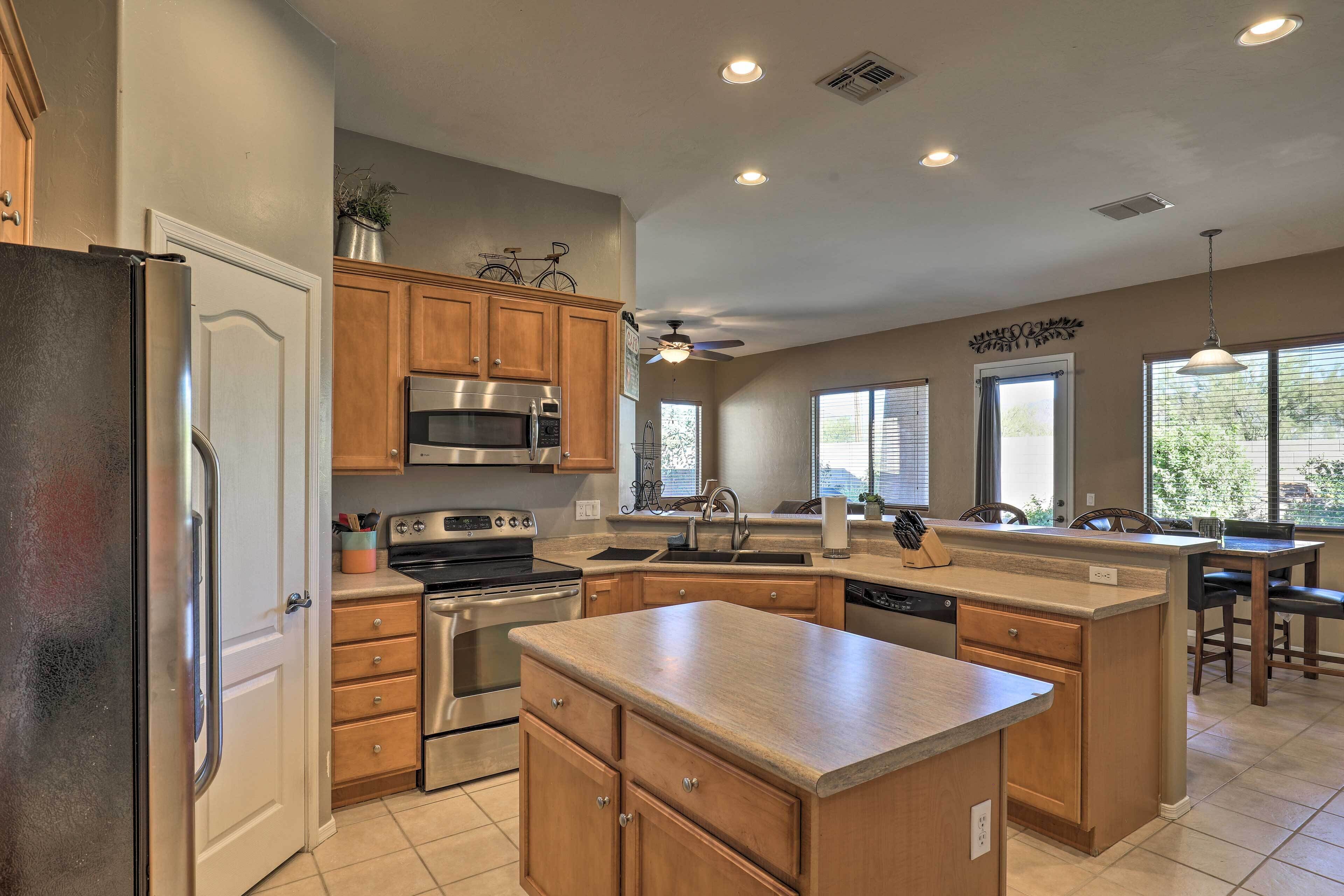 Coffee/tea maker, fridge, microwave, stovetop