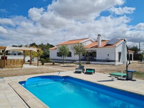 Outdoor pool - Large 3 bedroom villa with pool sleeps 8 people (Palmela)