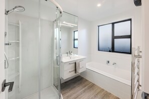 Baignoire, sèche-cheveux, serviettes fournies, papier toilette