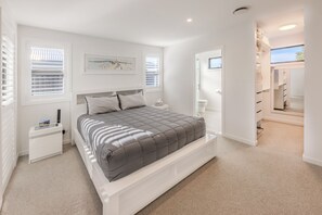 3 quartos, ferros/tábuas de passar roupa, berço de viagem