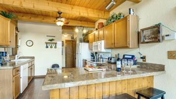 Fridge, microwave, stovetop, dishwasher