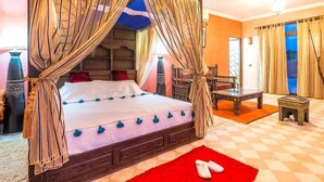 Una habitació amb un llit, una taula i una cadira.