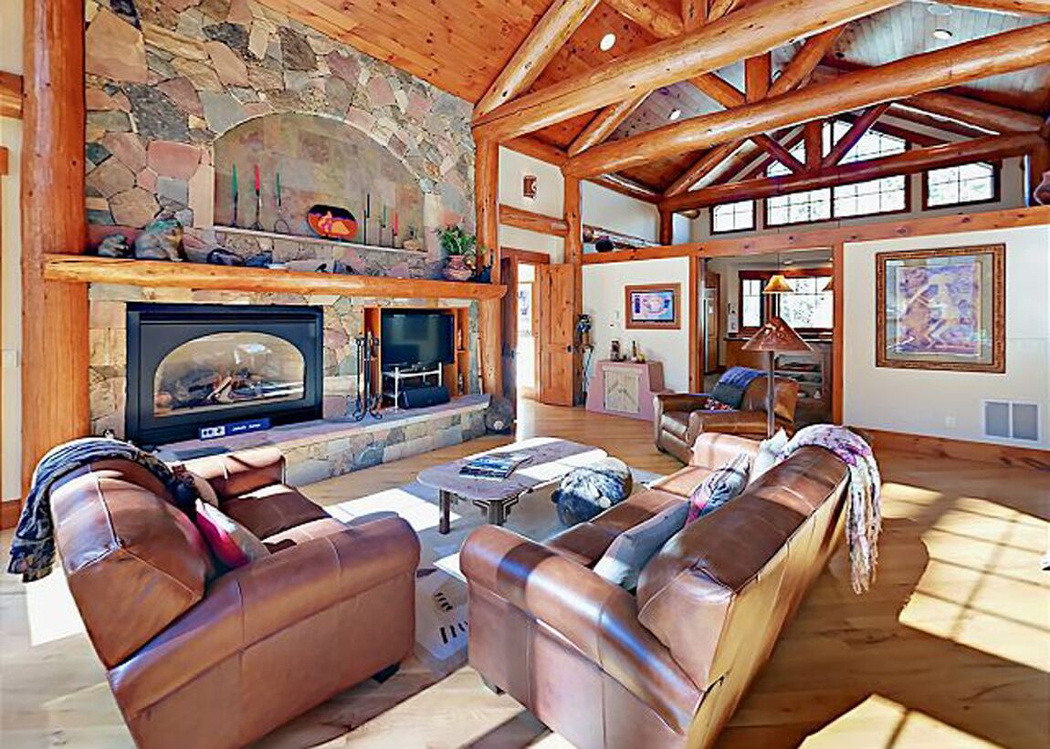 Een smart-tv, een open haard, een dvd-speler en een stereo