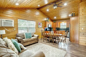 Smart TV, books - Rio Escondido Dragon Fly (UVALDE)