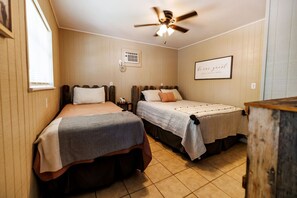 3 bedrooms, desk, iron/ironing board, free WiFi - Rio Escondido Dragon Fly (UVALDE)