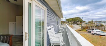 Walkable & Renovated! Salter Path Retreat w/ Deck