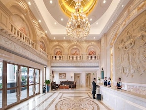 A grand lobby with a chandelier, ornate wall decorations, and a reception desk. - Venus International Hotel Shenzhen Gongming Square Metro Station Tianhong Branch (Shenzhen)